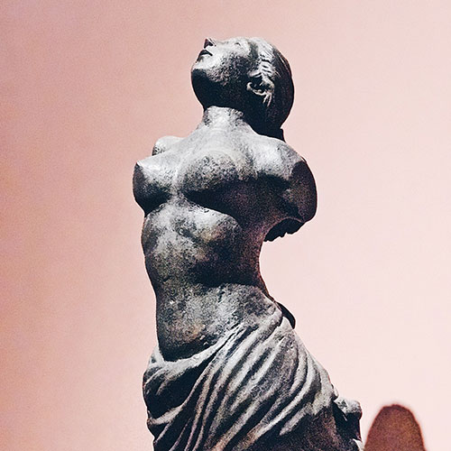 toplsess: statua di donna con seno nudo