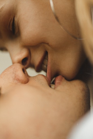 tipi di bacio: bacio con morso