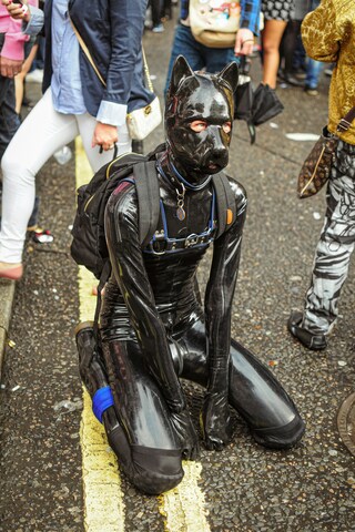 tutina nera in lattice pup play
