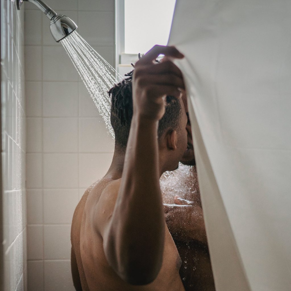 Photo hommes sous la douche