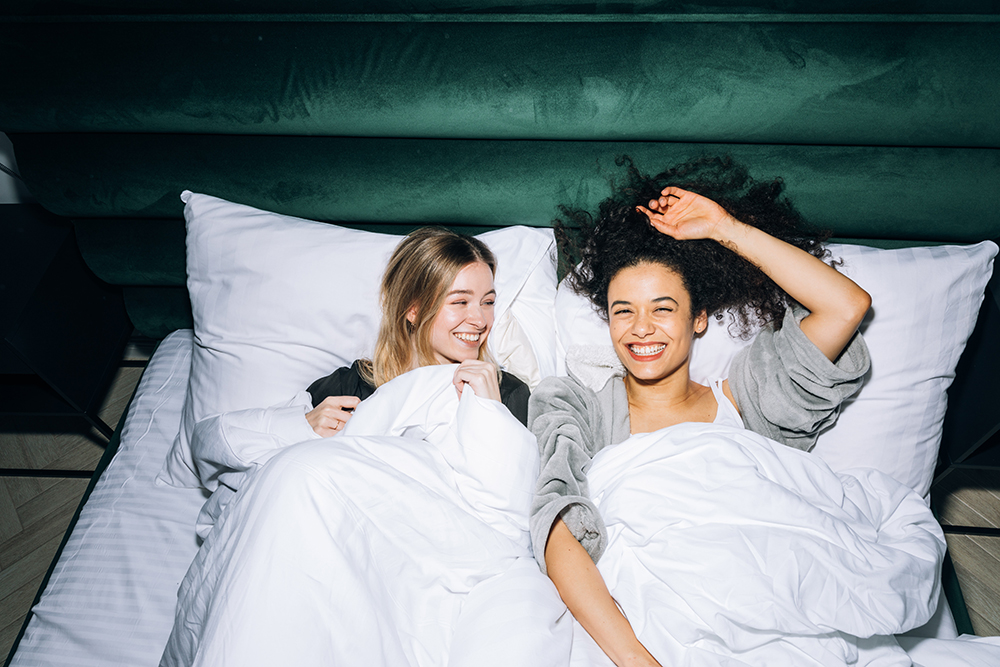 Femmes souriantes dans un lit