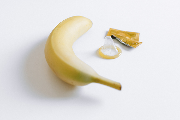 Photo banane et préservatif