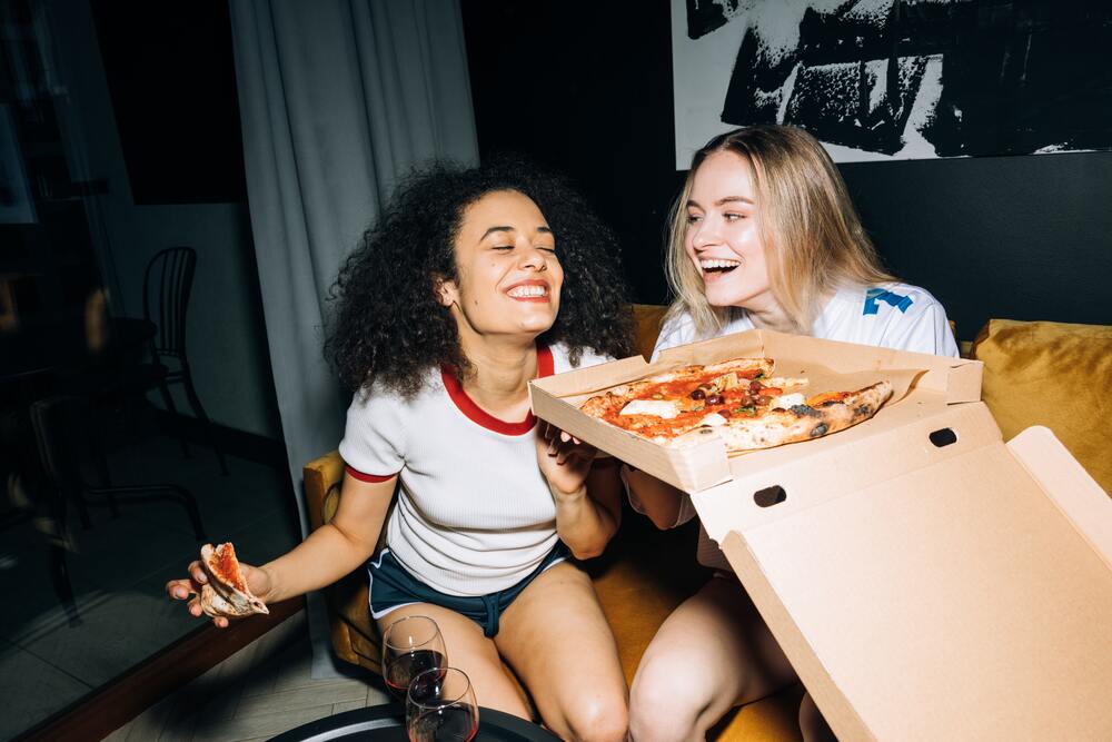 Deux femmes qui mangent une pizza