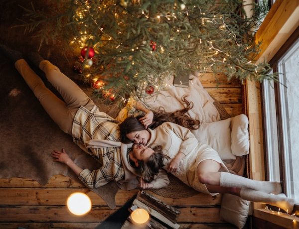 Recettes aphrodisiaques : un couple qui s'enlace proche d'un sapin de Noël