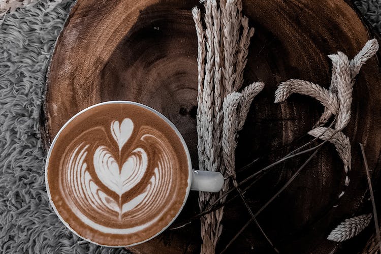coffee sex : tasse de café sur sous-plat en bois