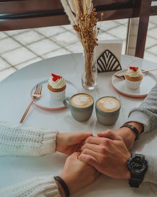 Coffee sex : couple qui se tient la main en buvant du café