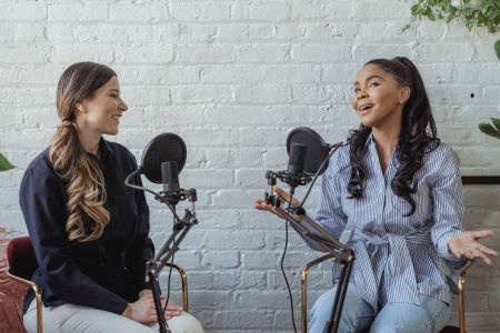 Deux femmes discutant pour le podcast Culriosité