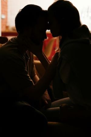 Photo d'un couple dans l'obscurité et l'intimité
