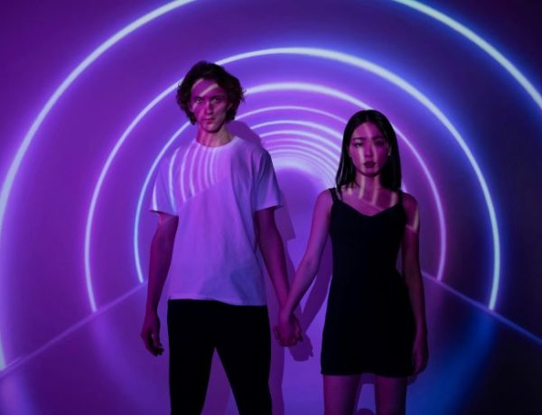Jeu mission intime : Photo d'un couple au milieu d'un jeu de néons aux tons violets