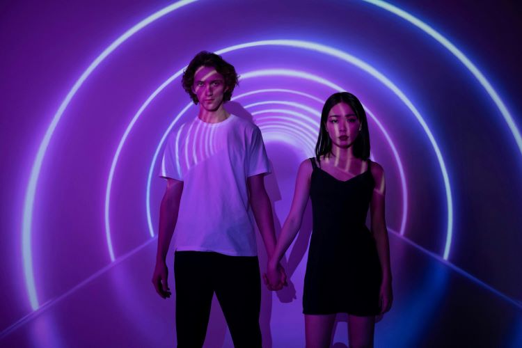 Jeu mission intime : Photo d'un couple au milieu d'un jeu de néons aux tons violets
