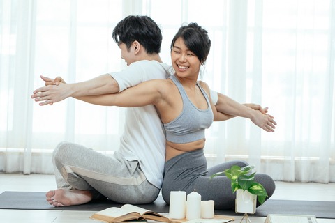 Sport et libido : les avantages du sport sur la sexualité, couple faisant du yoga